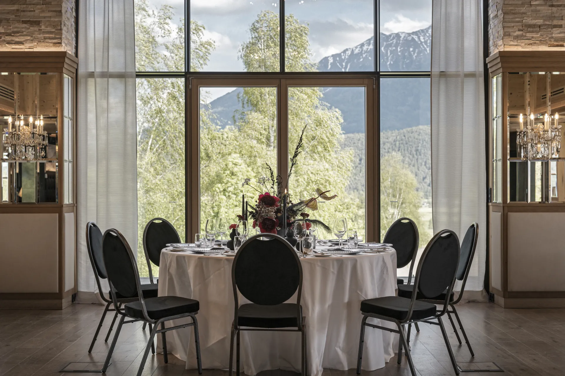 Stimmungsvolle Hochzeitsdekoration im Greenvieh Chalet – Inspirationen für euer Event am Mieminger Plateau